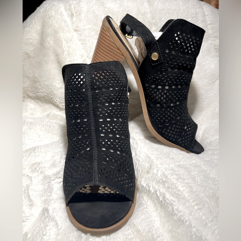Dolce Vita Kassi Black Slingback 4” heel sandal
Black faux suede size 10